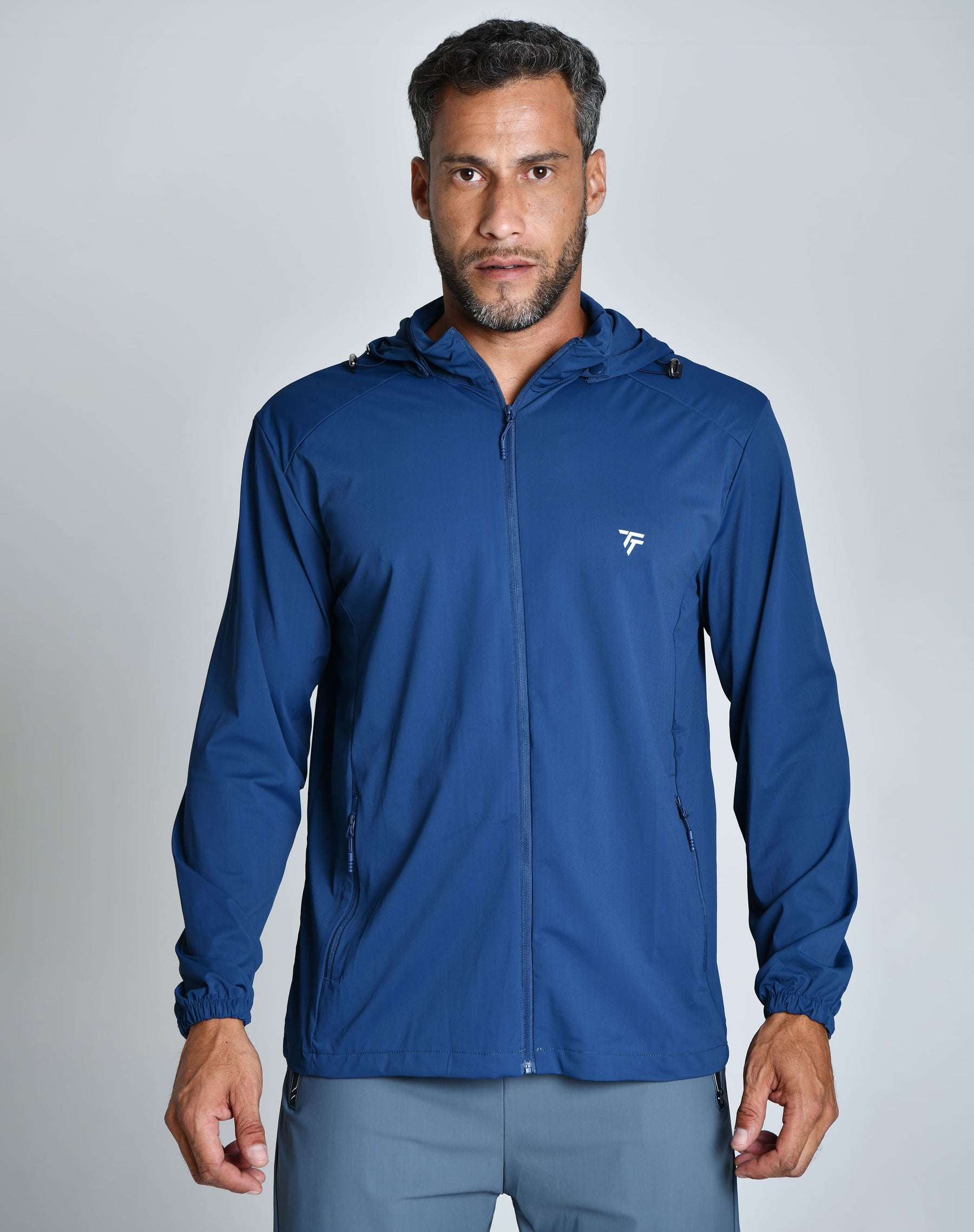 JAQUETA TECH WINDPRO™ — TABUADA | CORTA-VENTO TECNOLÓGICA E TOQUE GELADO CAPUZ REMOVÍVEL