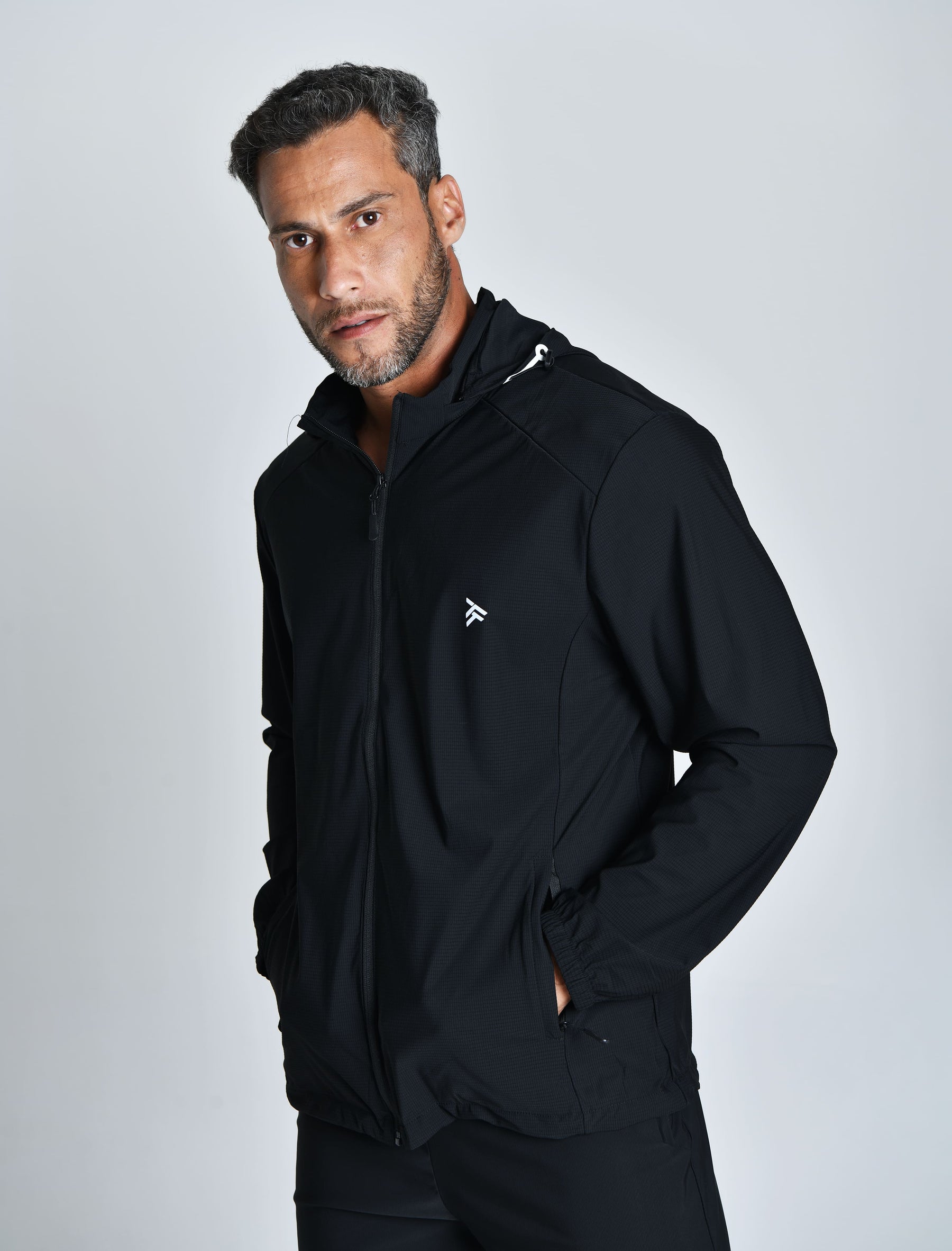 JAQUETA TECH WINDPRO™ — TABUADA | CORTA-VENTO TECNOLÓGICA E TOQUE GELADO CAPUZ REMOVÍVEL