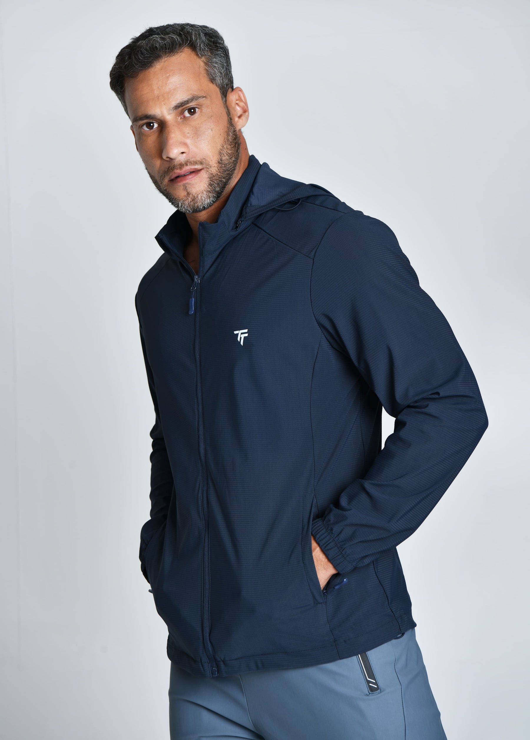 JAQUETA TECH WINDPRO™ — TABUADA | CORTA-VENTO TECNOLÓGICA E TOQUE GELADO CAPUZ REMOVÍVEL