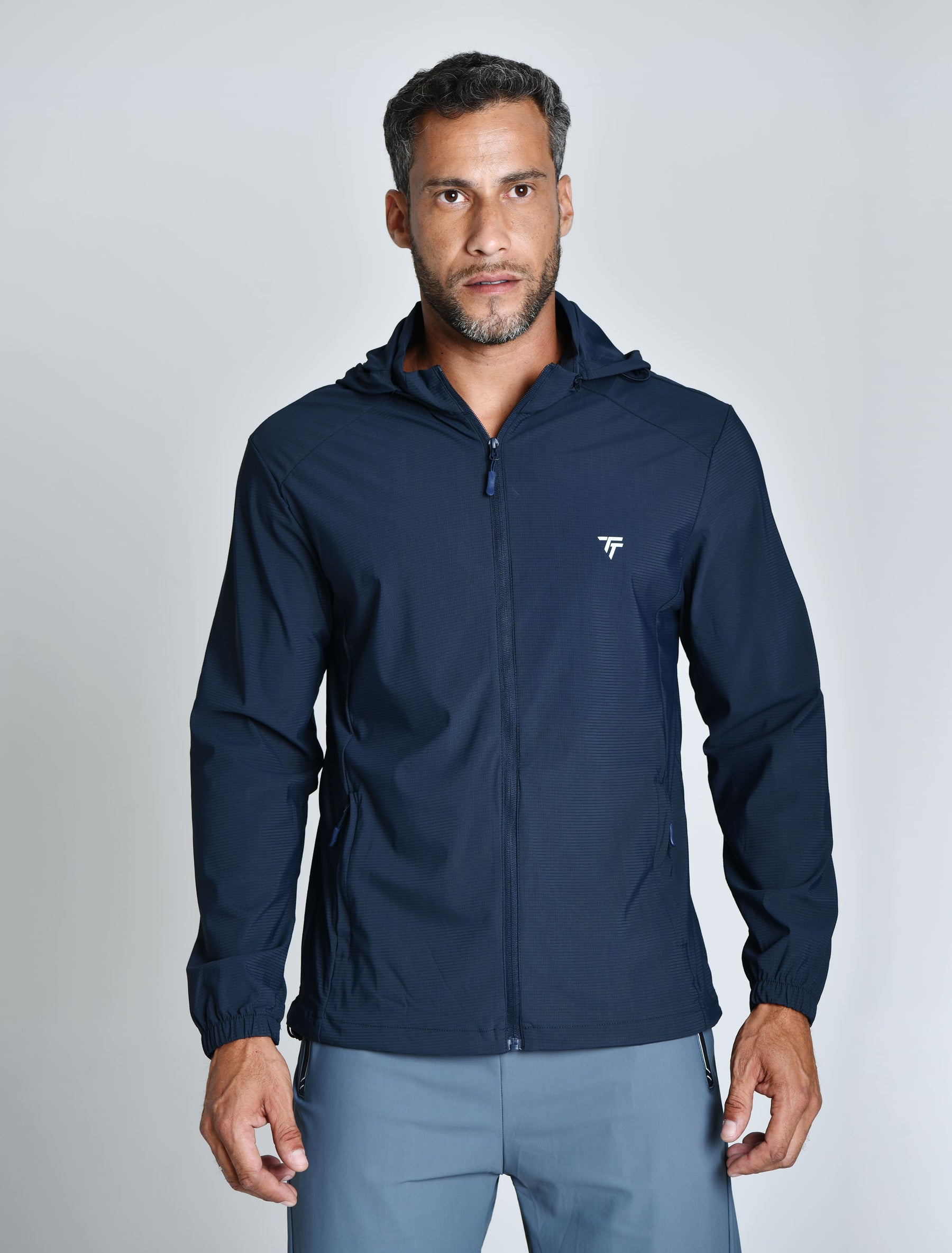 JAQUETA TECH WINDPRO™ — TABUADA | CORTA-VENTO TECNOLÓGICA E TOQUE GELADO CAPUZ REMOVÍVEL