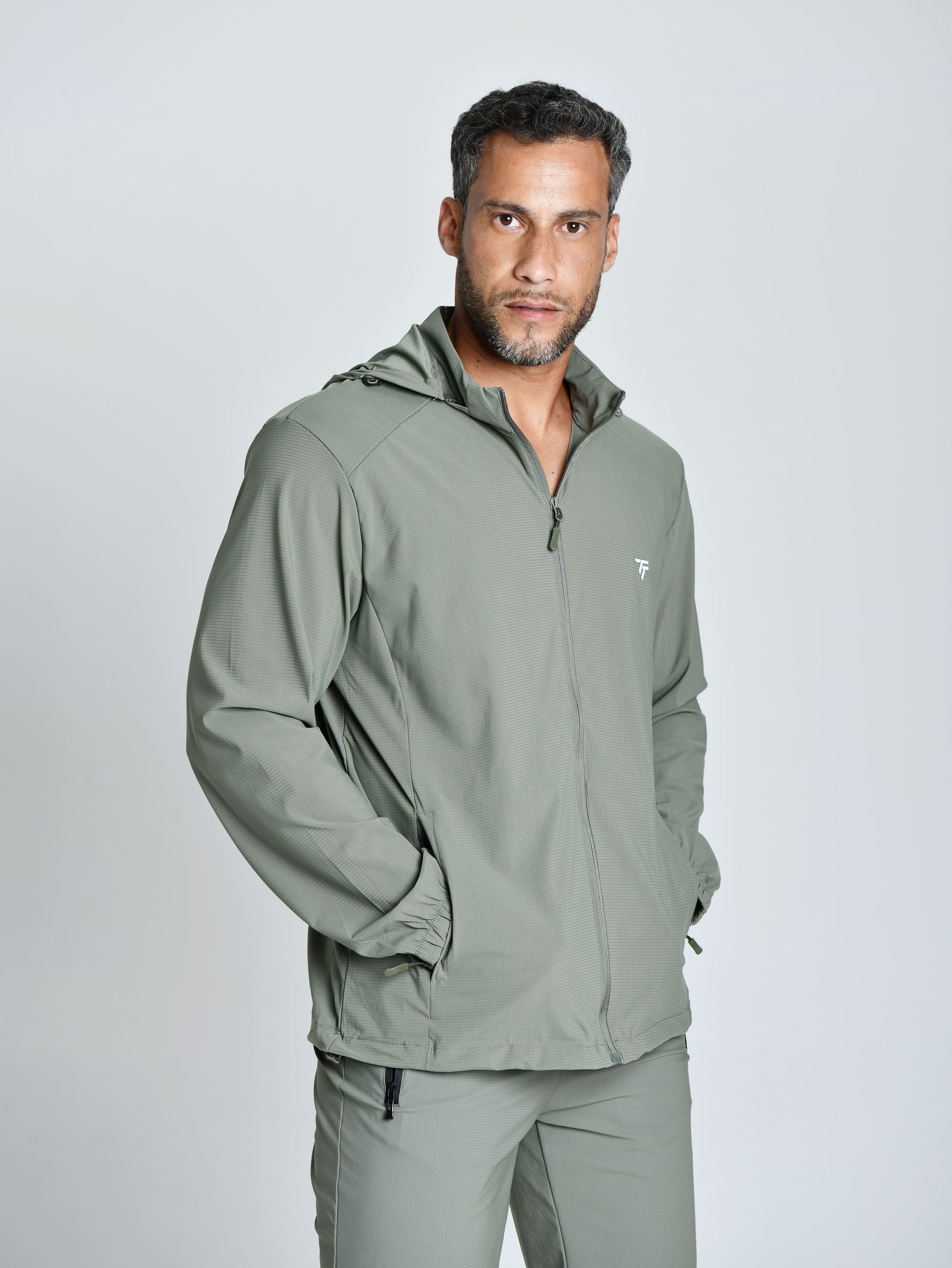 JAQUETA TECH WINDPRO™ — TABUADA | CORTA-VENTO TECNOLÓGICA E TOQUE GELADO CAPUZ REMOVÍVEL