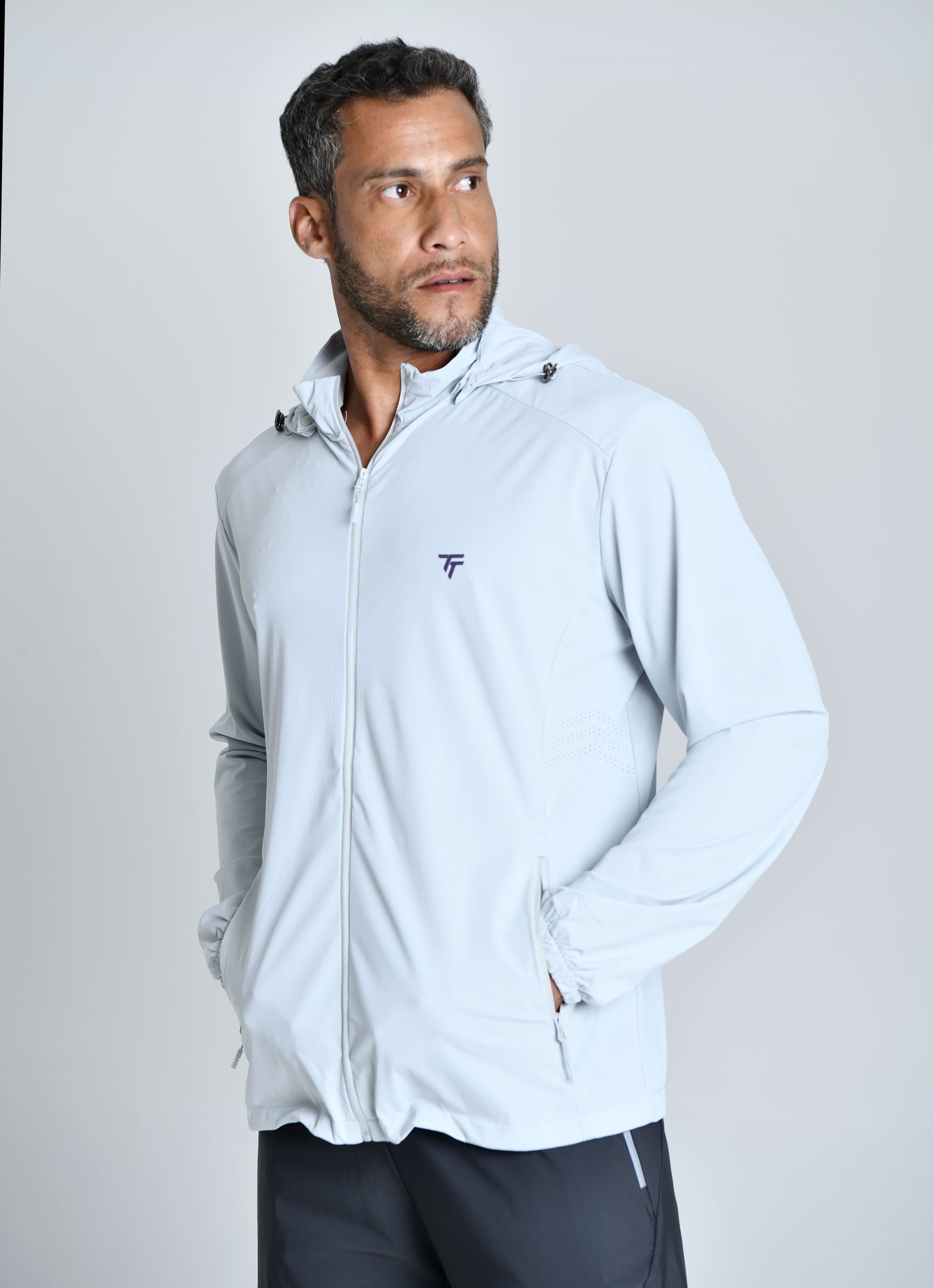 JAQUETA TECH WINDPRO™ — TABUADA | CORTA-VENTO TECNOLÓGICA E TOQUE GELADO CAPUZ REMOVÍVEL